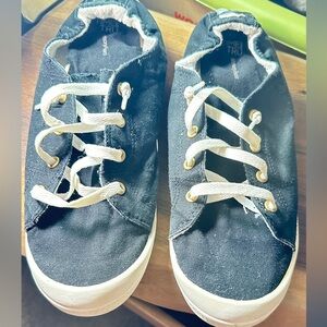 Time and Tru Black and White Sneakers Casual Low-Top